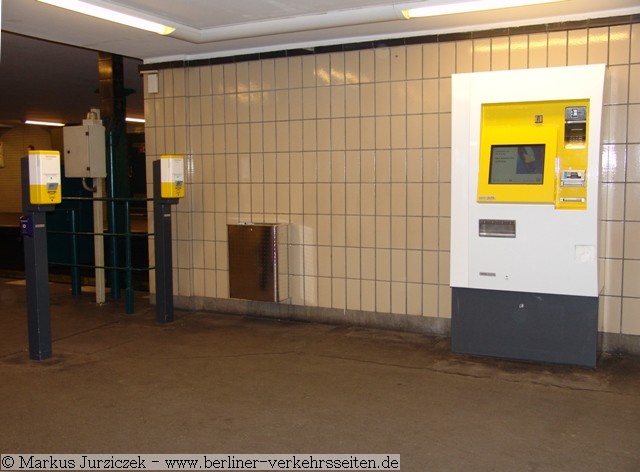 BVG Fahrkartenautomat (2011, Kd) mit Entwerter im Betriebsbereich Untergrundbahn