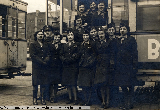 Schaffnerinnen bei der Straßenbahn (1943)