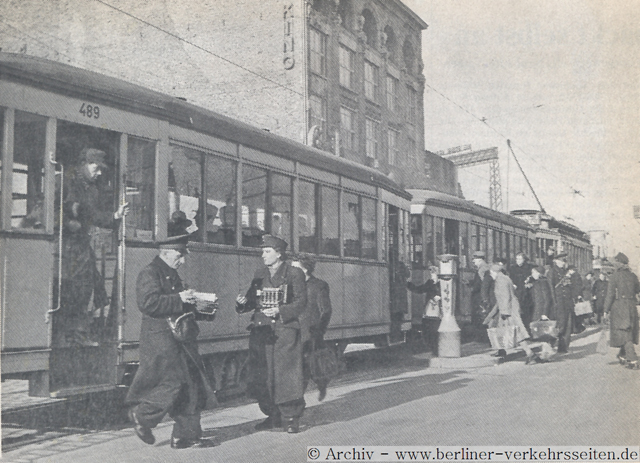 Schaffnerwechsel am Potsdamer Platz (1949)