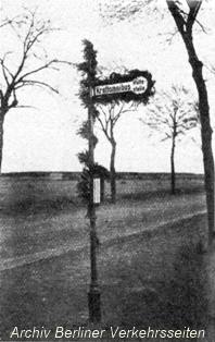 Haltestelle der Linie F zur Eröffnung (1929) der Linie geschmückte Haltestellenmaste