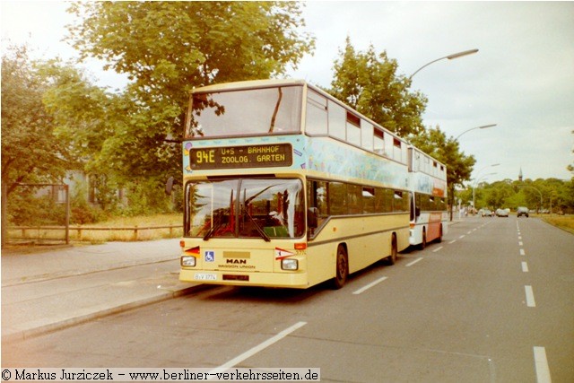 D 3774 Linie 94E mit "Feiertags-Beflaggung"