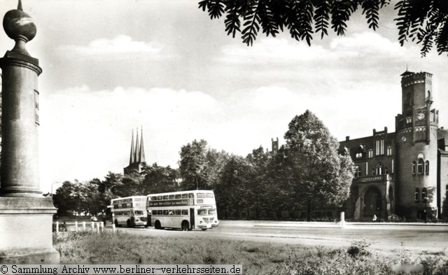 Rathaus Wannsee mit Schnellbus aus Richtung Zoologischer Garten