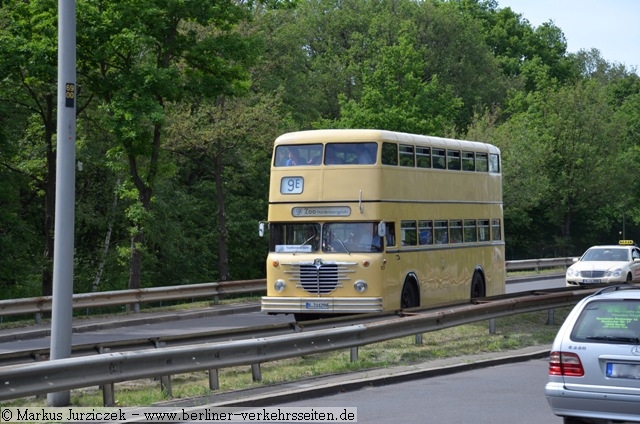 Wagen 1629 Fhrt zurck zum Zoo, holt Schwung zur Einfdelung auf die Autobahn A111