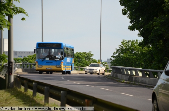 Wagen 2000 in Flughafenlack berfhrt die A111 auf dem Ausfahrt- Overflyer zum Flughafen Tegel