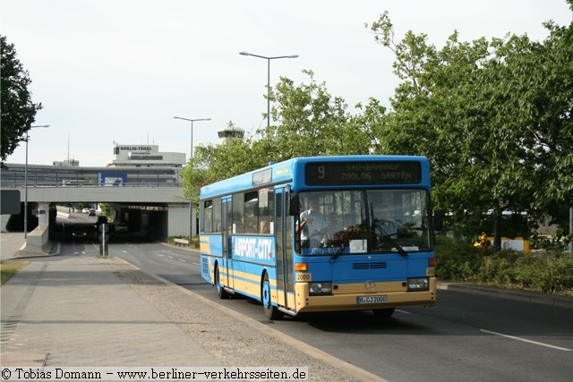 Wagen 2000 an der Haltestelle "Flughafen Tegel, Luftfracht"