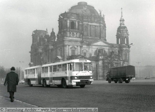 1969: Ikarus 180  Alle Bilder aus dem Webangebot der Berliner Verkehrsseiten sind nur fr die Nutzung im Webangebot der Berliner Verkehrsseiten freigegeben  Eine anderweitige Nutzung  kann nicht zugestimmt werden  Siehe Nutzungsbestimmungen der www.b-v-s.berlin unter Online-Archiv