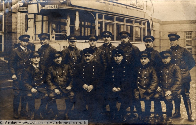 Wagen 258 mit Fahrer und Schaffner (1925), Fahrzeugtyp Decksitzwagen DS09