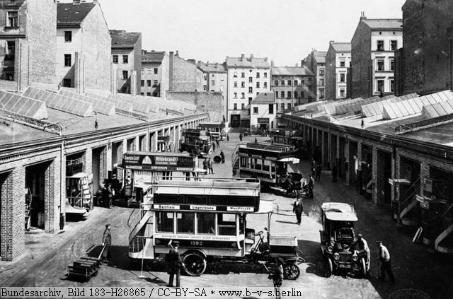 Bundesarchiv Bild 183-H26865 ABOAG Busdepot Baruther Strae (1907)