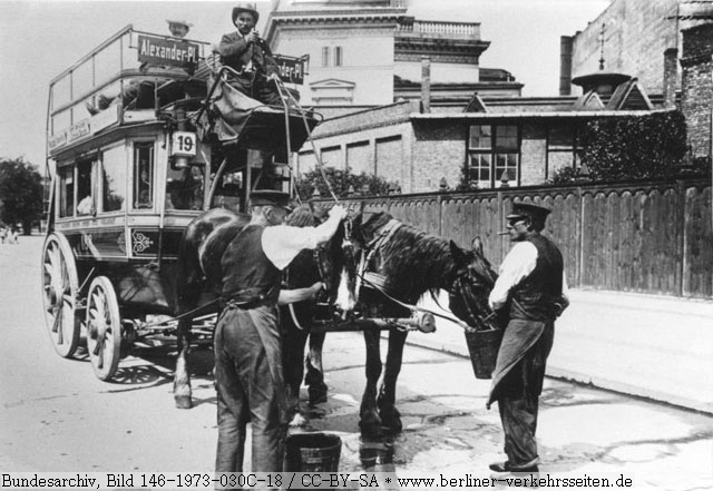 Boxenstop fr die Zugpferde im Linienverkehr der Grostadt * Bundesarchiv_Bild_146-1973-030C-18