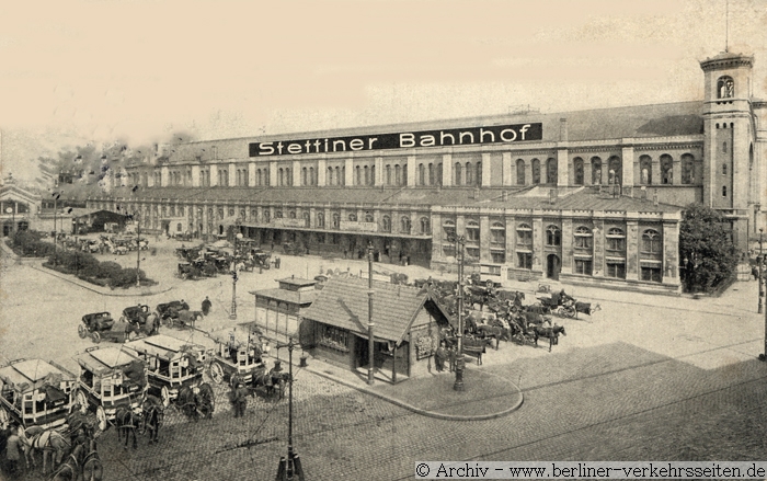 Vorplatz Stettiner Vorortbahnhof (hinten links) neben dem Fernbahnhof , heute "Elisabeth- Schwarzhaupt- Platz" (um 1905)