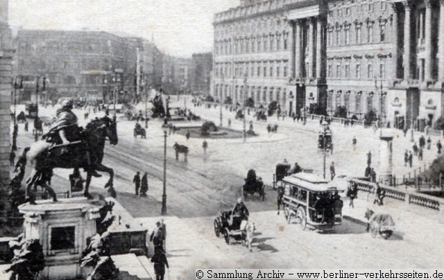 Pferdeomnibus auf der Kurfrstenbrcke mit Reiterdenkmal und dem Berliner Stadtschlo gegenber