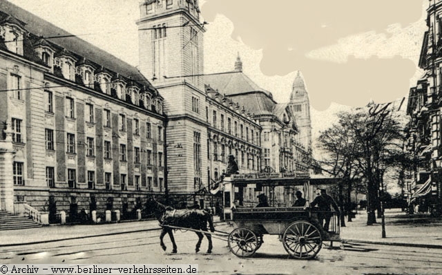 Omnibus der Linie 11 vor dem Kriminalgericht Moabit.