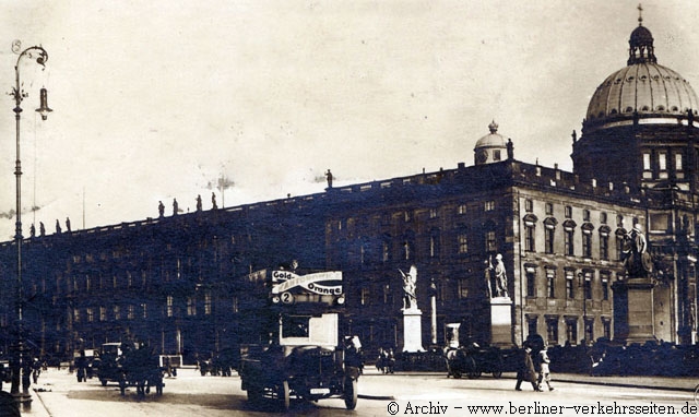 Wagen der Linie 2 am Berliner Stadtschloss (1927)
