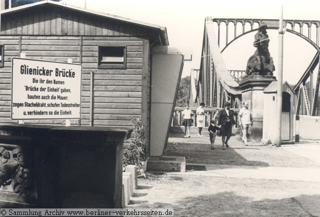 Brcke der Einheit: Die ihr den Namen gaben, bauten auch die Mauer, zogen Stacheldraht, schufen Todesstreifen und verhinderten so die Einheit.