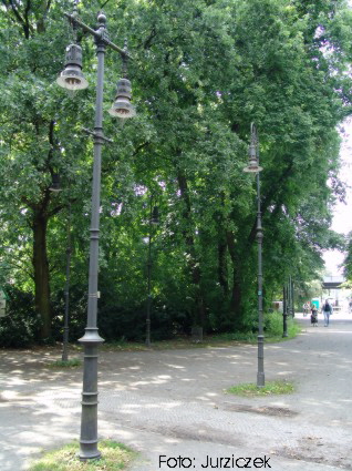 Darstellung von Leuchten und Masten im  Gaslaternenmuseum (Berlin)