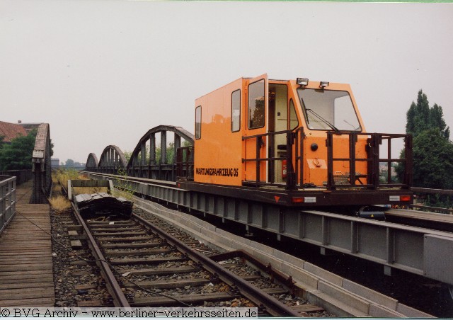 Das Wartungsfahrzeug (Nummer 05) mit Dieselantrieb auf dem Landwehrkanal