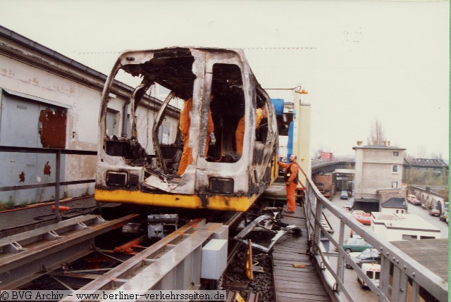 Brandanschlag 18 April 87 - Foto mit freundlicher Genehmigung aus dem BVG Firmenarchiv