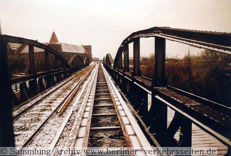 M-Bahnfahrweg, erste Ausbaustufe. Links noch das U-Bahn-Versuchsgleis zu sehen