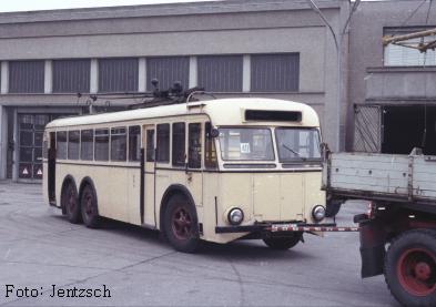 Obus Triebwagen 1224 auf dem Gelände des Betriebshofes Britz (1979) auf Schleppfahrt zum Kurfürstendamm (Firmenjubiläum)