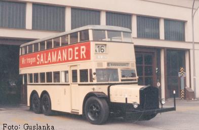 Wagen 307 vor der Wagenhalle Britz. Hier konnten die Fahrzeuge mit eigener Kraft aus der Halle fahren und sich so dem Fotografen perfekt prsentieren. Derartighe Aufnahmen sind heute nicht mehr mglich