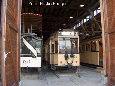 Triebwagen 3566 mit Pferdebahnwagen 1 im Depot Monumentenhalle des Technikmuseums Berlin