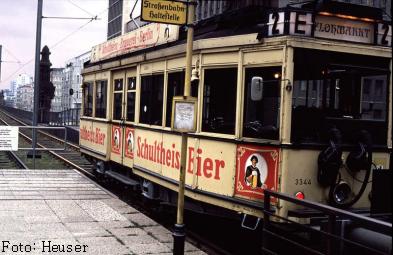 Triebwagen 3344 auf der Hochbahnstrecke in der Bülowstraße im Museumsverkehr