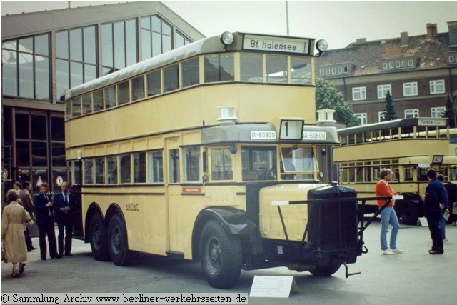 Museumswagen Berliner Verkehrsgeschichte: Die einst so stolze Fahrzeugsammlung der Berliner Verkehrsbetriebe (BVG) präsentiert sich noch 1983 zusammenhängend auf dem Betriebshof Britz (Gradestrasse)