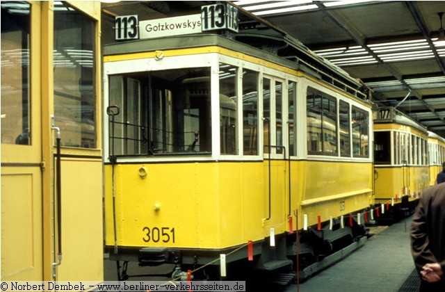 U3L Tw 3051 in der Wagenhalle Autobusbetriebshof Britz, Gradestrasse (1975)