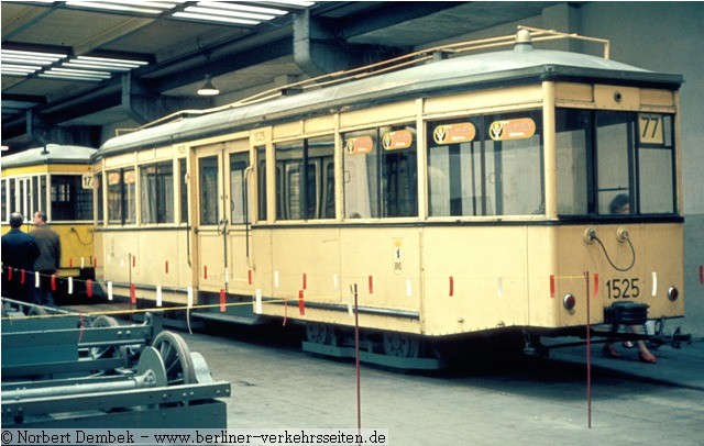 BDM 26 Bw 1525 in der Britzer Wagenhalle, vorne links die Berolina Drehgestelle