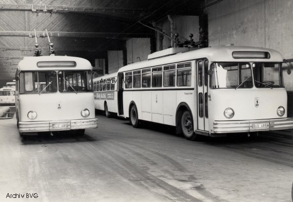 Wagen 489 (links) und 488 (rechts) in der Obuswagenhalle des Betriebshofes Steglitz