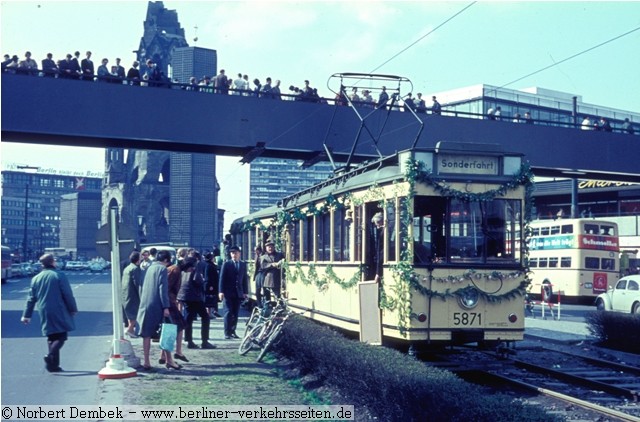 T 24 Tw 5871 am Europacenter, Dreharbeiten zum Fernsehfilm: "Groer Ring mit Auenschleife" 1966