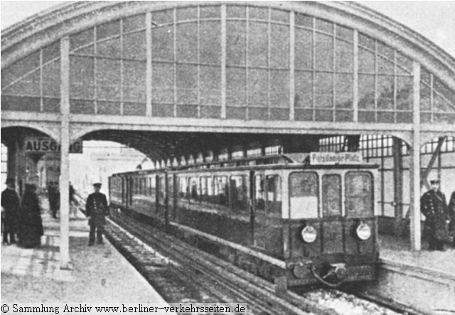 Berliner Hochbahn: 3-Wagenzug in der Hochbahnstation Stralauer Tor (1902)
