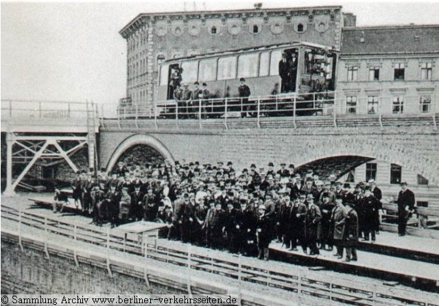 Gleisdreieck 1901 mit Versuchswagen und Mitarbeiter