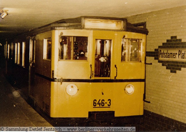 A2 - Triebwagen 127 646-3 (ex 423) im U-Bahnhof  Potsdamer Pl (1972) zur Abstellung (Foto aus der Sammlung Detlef Jentzsch zur Verwendung bei den Berliner Verkehrsseiten)