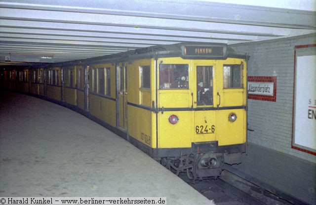 U-Bahnhof Alexanderplatz (A) mit Zugtyp AII  (Triebwagen  624-6, ex 387) am 09.03.1979 (Foto fr die Berliner Verkehrsseiten www.b-v-s.belin  : Harald Kunkel)