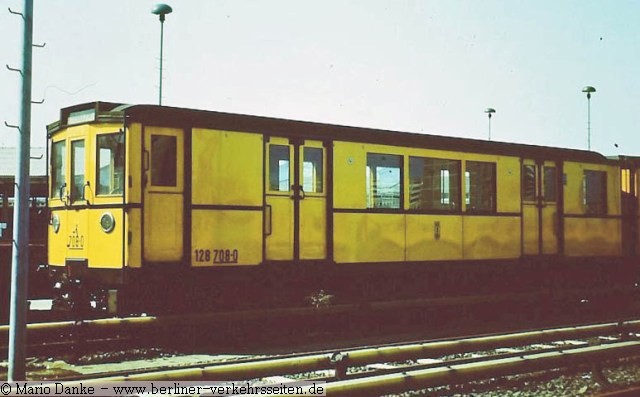 AIIU 128 708-0  Bw Fi 1984 noch als Fahrgastzug verwendet