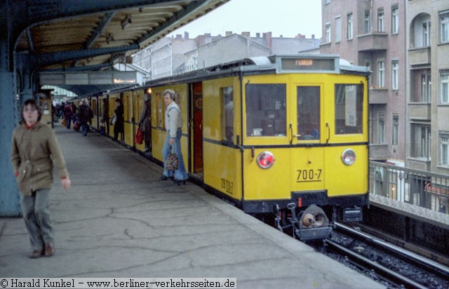 Sh (U-Bahnhof Schnhauser Allee) mit Zugtyp A2U (Tw 128 700-7 ex 310) am 09.03.1979 (Foto fr die Nutzung bei den Berliner Verkehrsseiten: Harald K unkel)