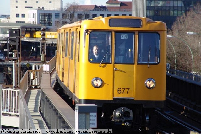 A3L 677 auf der B-Hochbahn