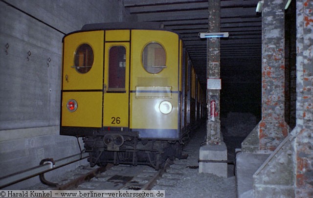 B1 Triebwagen  26 in der Kehranlage  Leinestrae 1979 (Foto fr die Berliner Verkehrsseiten: Harald Kunkel)