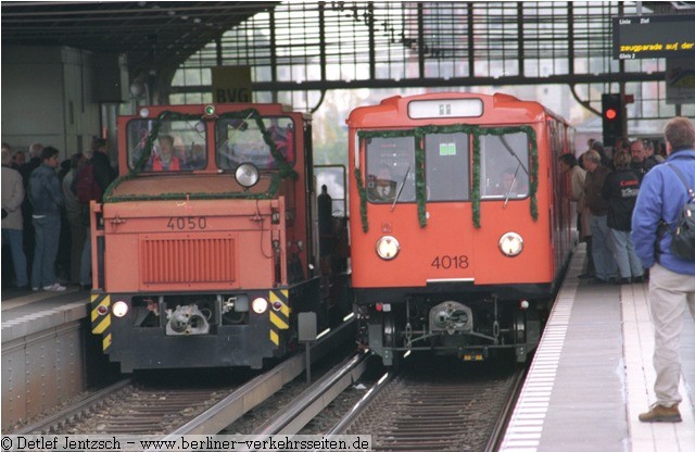 Lok 4050 auf der Hochbahnstrecke B zur Fahrzeugparade 2002