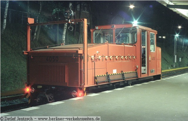Lok 4050 hier noch mit dem Bgel fr den Baustellenscheinwerfer und der Kleinprofil Fahrsperre (mechanische Wirkungsweise)