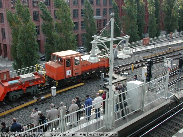 Lok 4050 zur Fahrzeugparade "100 Jahre U-Bahn" am Bahnhof Warschauer Strae (2002)