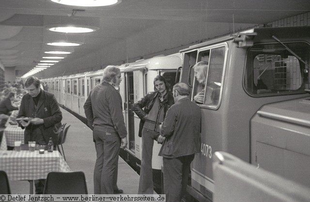 Lokbespannter U-Bahnzug 1977 im Bahnhof Rw