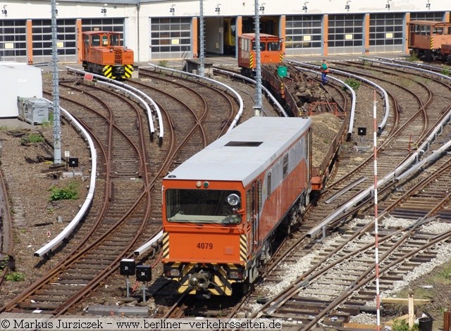 Lok 4079 mit 3 Plattenwagen und einem Steuerwagen am Zugschlu