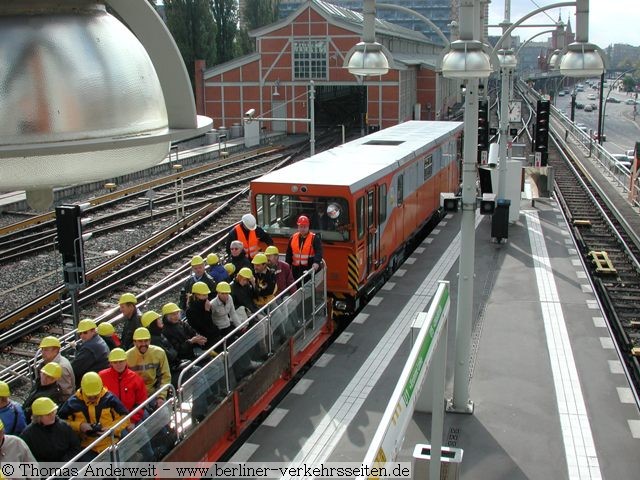 Lokbespannter Personenzug bei der Berliner U-Bahn
