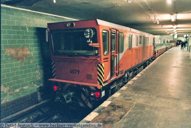 Abfahrt: Alexanderplatz (Bahnsteig der U5, Aussengleis)
