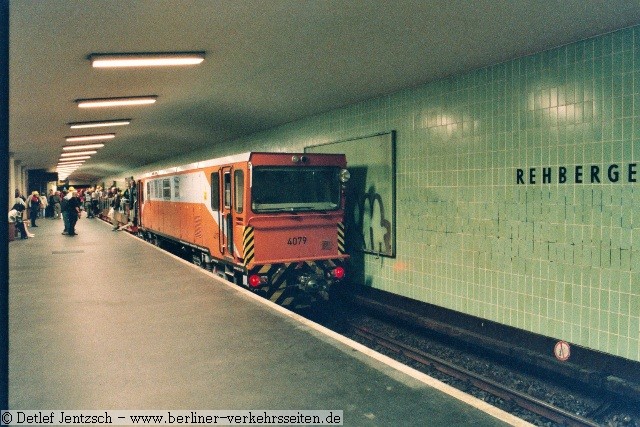 Der einzige lokbespannte U-Bahnzug in Berlin. So sind auch Fahrten zwischen  den beiden U-Bahnsystemen ohne Zwischenstop mglich