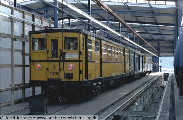 1005 mit den Wagen 1014 1016 (etwa 1975)