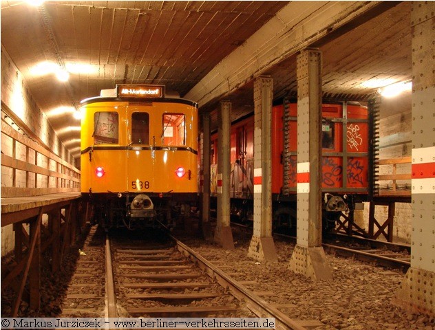 C-Zug-Parade im Tunnel unter der Grenzallee: (9/2010) Die Museumstriebwagen  besuchen den knftigen Beiwagen