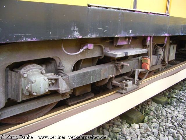Greift der Schmierschuh  nicht auf die Stromschiene,  fllt er etwas ab und ber einen Kontakt wird die Schmierung an diesem Schmierschuh beendet